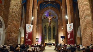 Głogów: Uroczystość w kolegiacie. Poświęcono monumentalny krucyfiks