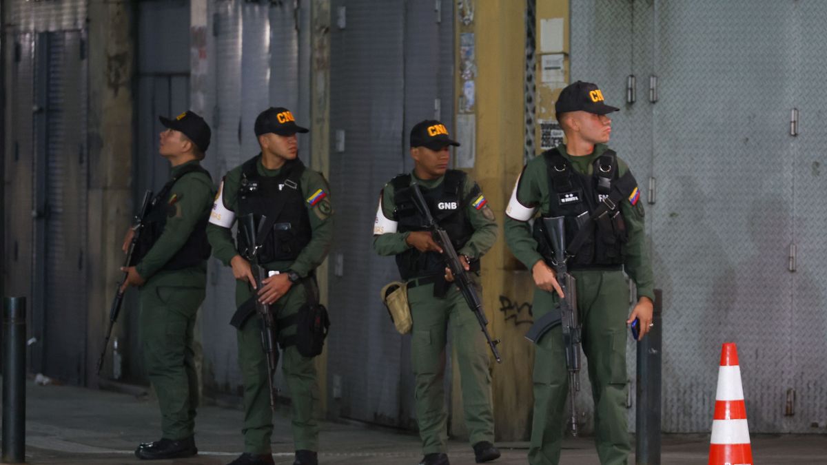 Military personnel guard the perimeter of the Miraflores Presidential Palace in Caracas, Venezuela, 03 January 2026, after multiple explosions were reported across the capital. US President Trump announced that the United States has 'successfully captured' Venezuelan leader Nicolas Maduro and his wife, who have been flown out of the country following a series of large-scale military strikes on Caracas. The Venezuelan government has denounced the move, accusing Washington of launching a wave of military attacks against civilian and military targets nationwide. EPA/MIGUEL GUTIERREZ Dostawca: PAP/EPA.