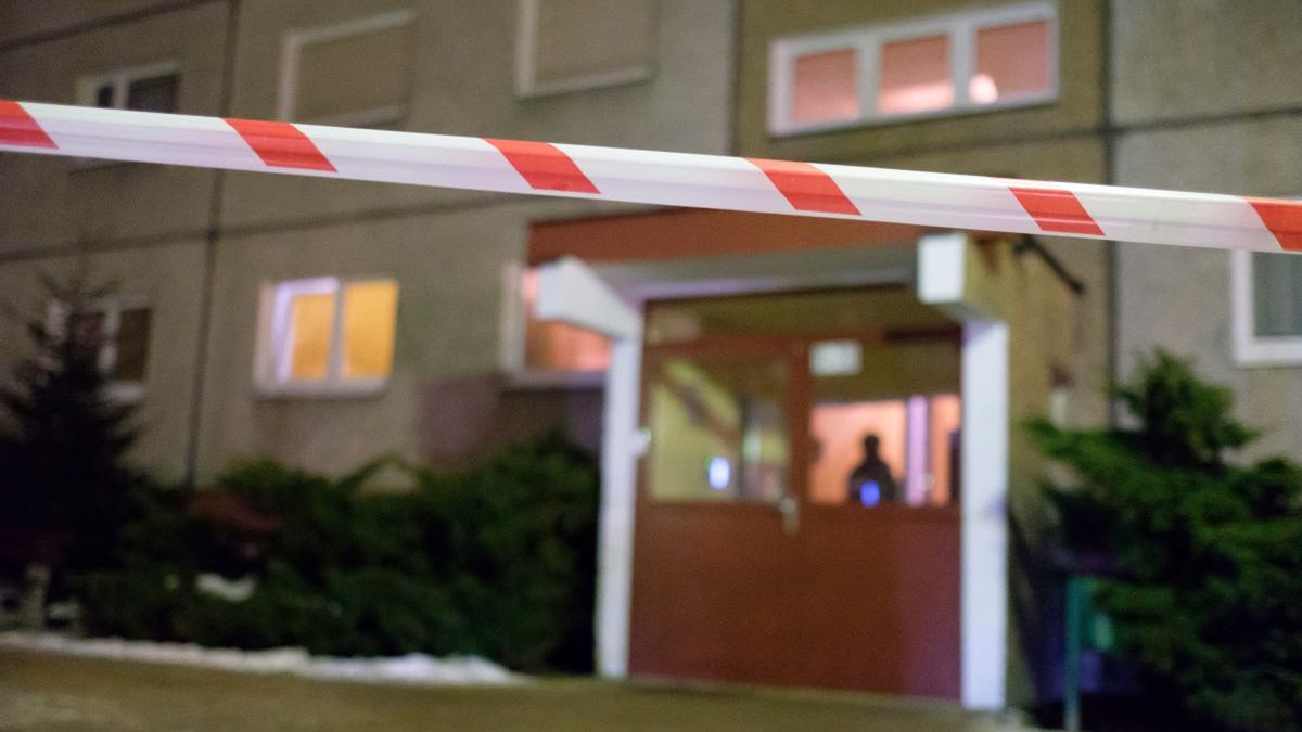 Ciało 84-latki znaleziono przed klatką schodową. Zdj. ilustracyjne 