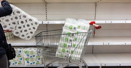 Rynkowa anomalia. Więcej zapłacimy za książki i papier toaletowy