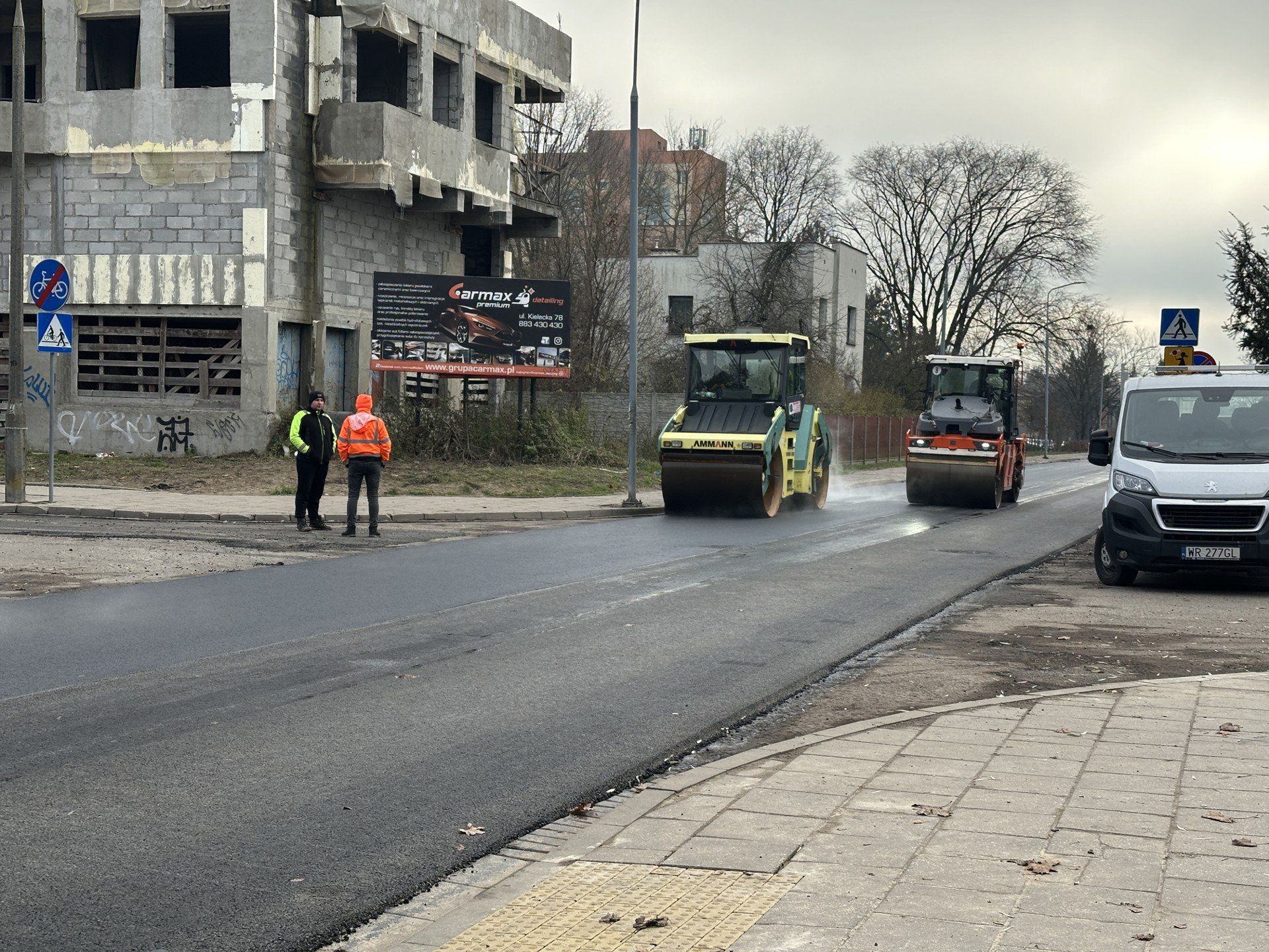 Skrzyżowanie z ulicą Olsztyńską. W czwartek mieszkańców pobliskich bloków chcących dostać się do centrum czekała okrężna jazda w stronę zbiornika nad Potokiem i trasy N-S.