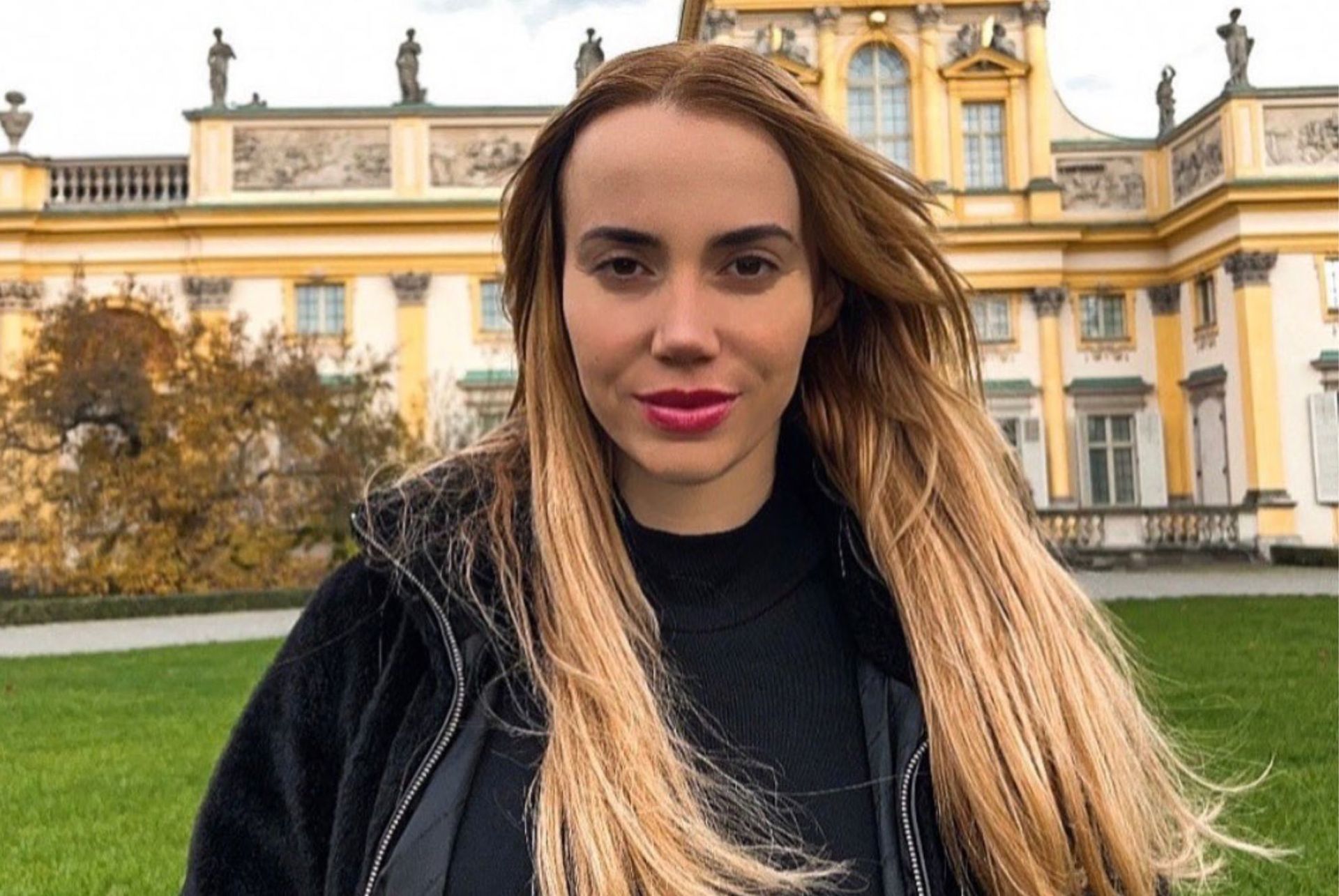 Półnaga Marianna pręży się przy choince