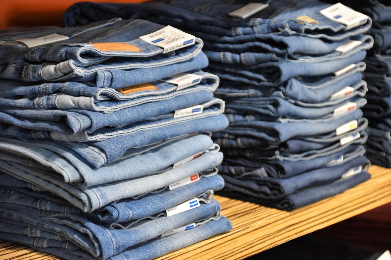 Jeans can help in the fight against nanoplastic.