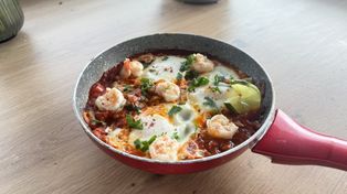Szakszuka z krewetkami, która robi wrażenie. To śniadanie smakuje jak z restauracji