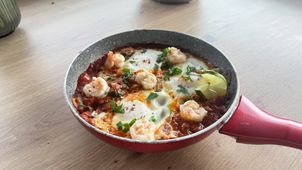 Szakszuka z krewetkami, która robi wrażenie. To śniadanie smakuje jak z restauracji