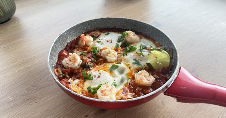 Szakszuka z krewetkami, która robi wrażenie. To śniadanie smakuje jak z restauracji
