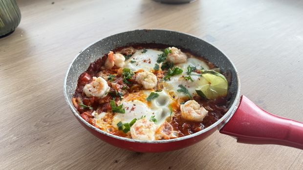 Szakszuka z krewetkami, która robi wrażenie. To śniadanie smakuje jak z restauracji