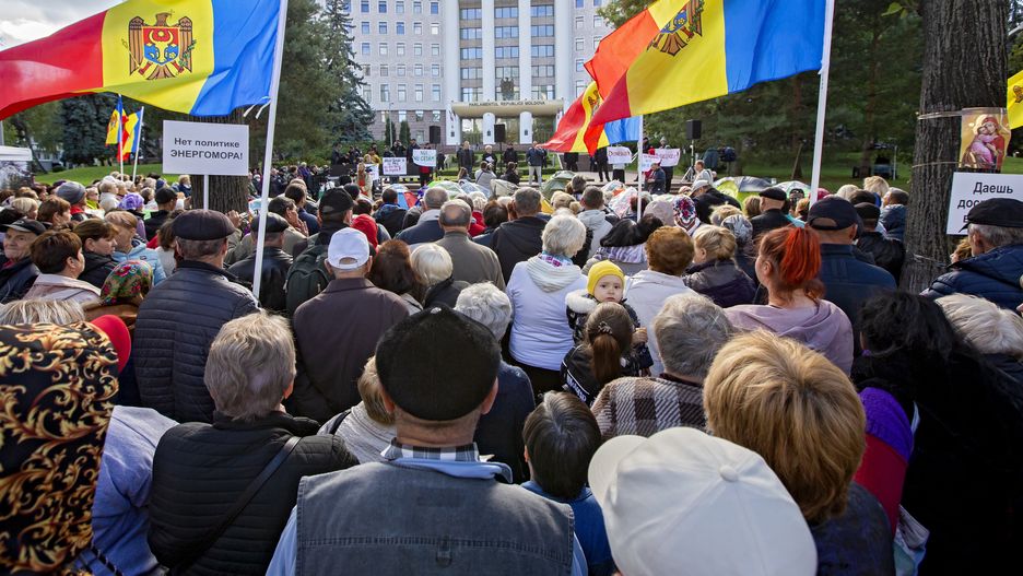 Supporters of the Shor political party attend a protest in front of the Parliament building in Chisinau, Moldova, 22 September 2022. Protesters ask for demission of President Sandu and the government, accusing them of incompetence and being responsible for an inefficient economy, inflation and a rapid increase of prices. EPA/DUMITRU DORU Dostawca: PAP/EPA.