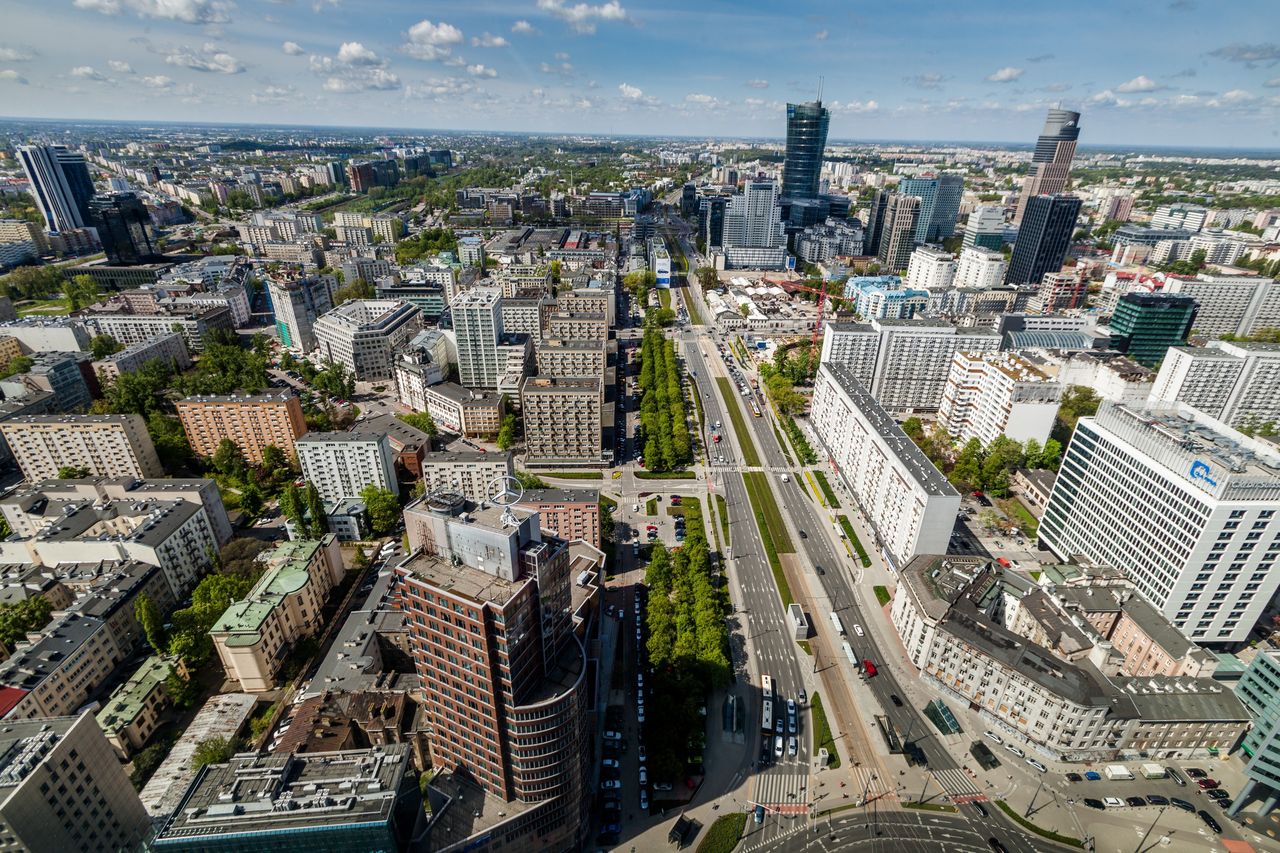 W Warszawie chcą postawić wielki apartamentowiec tuż przy torach i jezdni