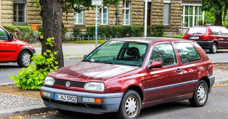 Tesla traktuje VW Golfa jak… śmietnik