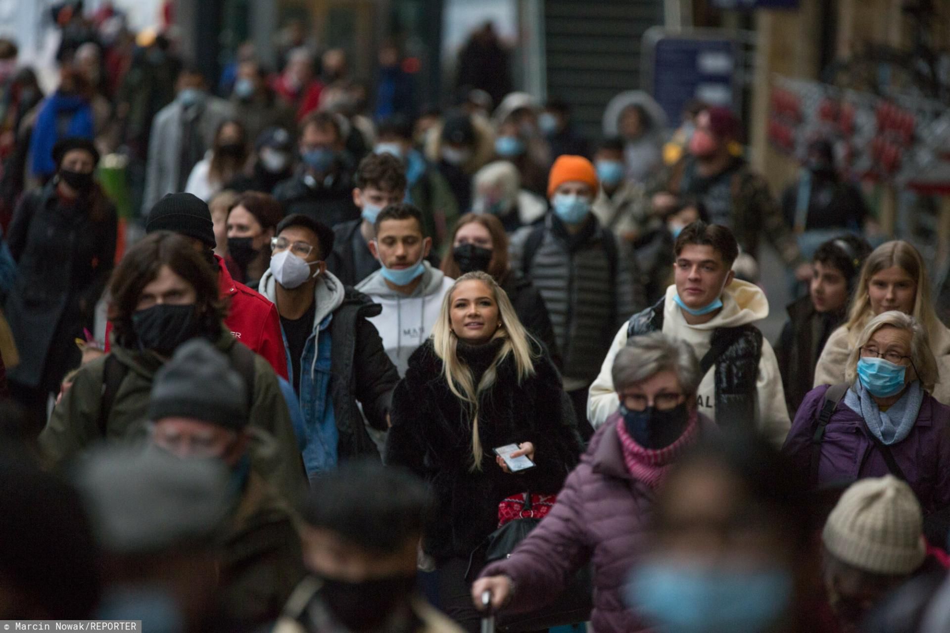 W Wielkiej Brytanii znowu rośnie liczba zakażeń koronawirusem. Boją się kolejnej fali