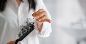 O jakich chorobach świadczy nadmierne wypadanie włosów? (WIDEO)