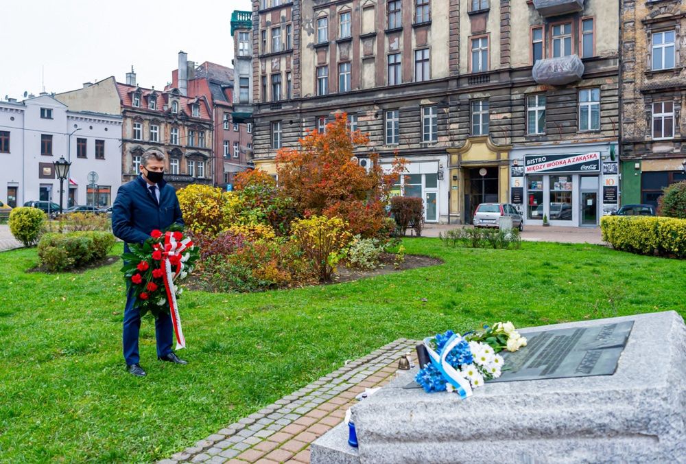 Prezydent Bytomia Mariusz Wołosz złożył kwiaty w 82. rocznicę spalenia synagogi.