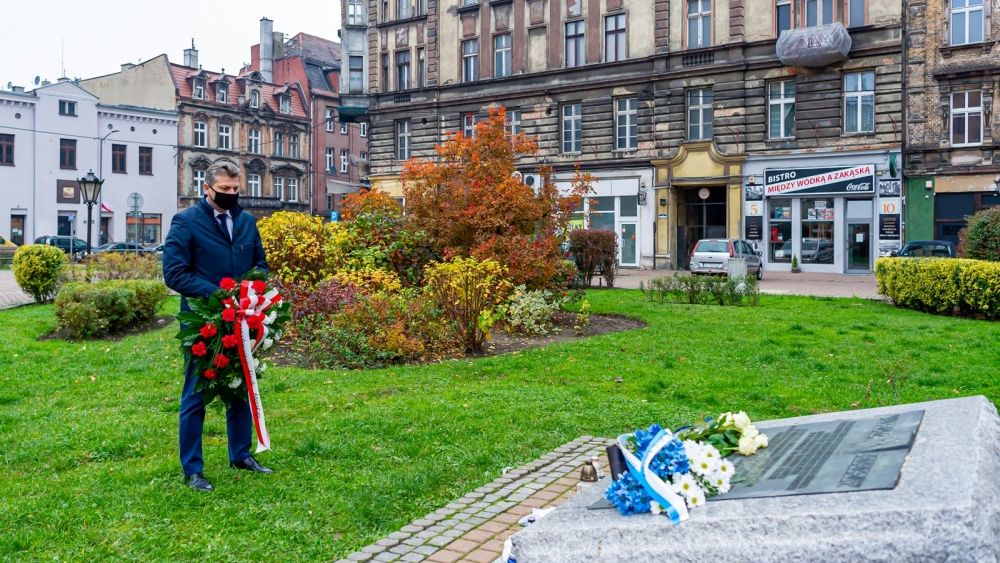 Prezydent Bytomia Mariusz Wołosz złożył kwiaty w 82. rocznicę spalenia synagogi.