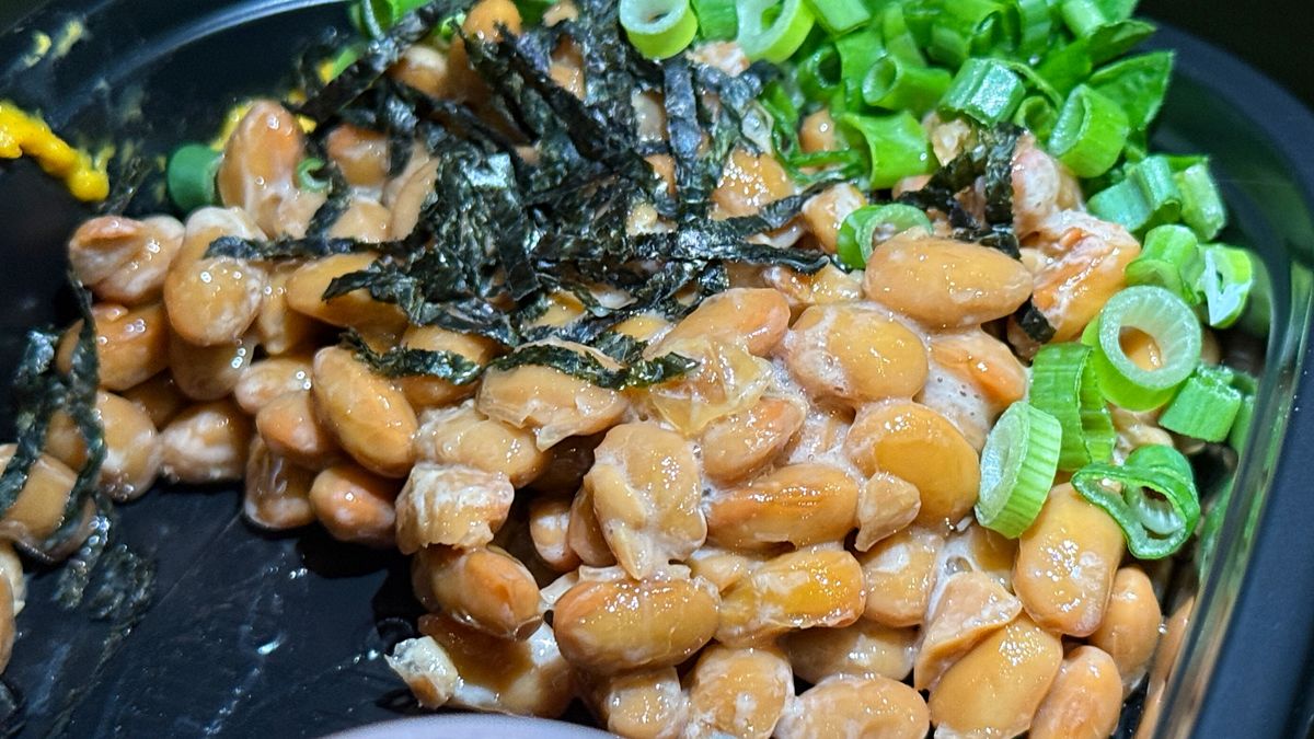 Natto, czyli fermentowana soja, zawierająca bardzo duże ilości witaminy K2 w łatwo przyswajalnej formie.