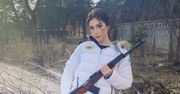 Porzuciła sport i chwyciła za broń. Zdjęcie 18-latki obiegło sieć