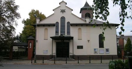Szokujący napis na drzwiach kościoła