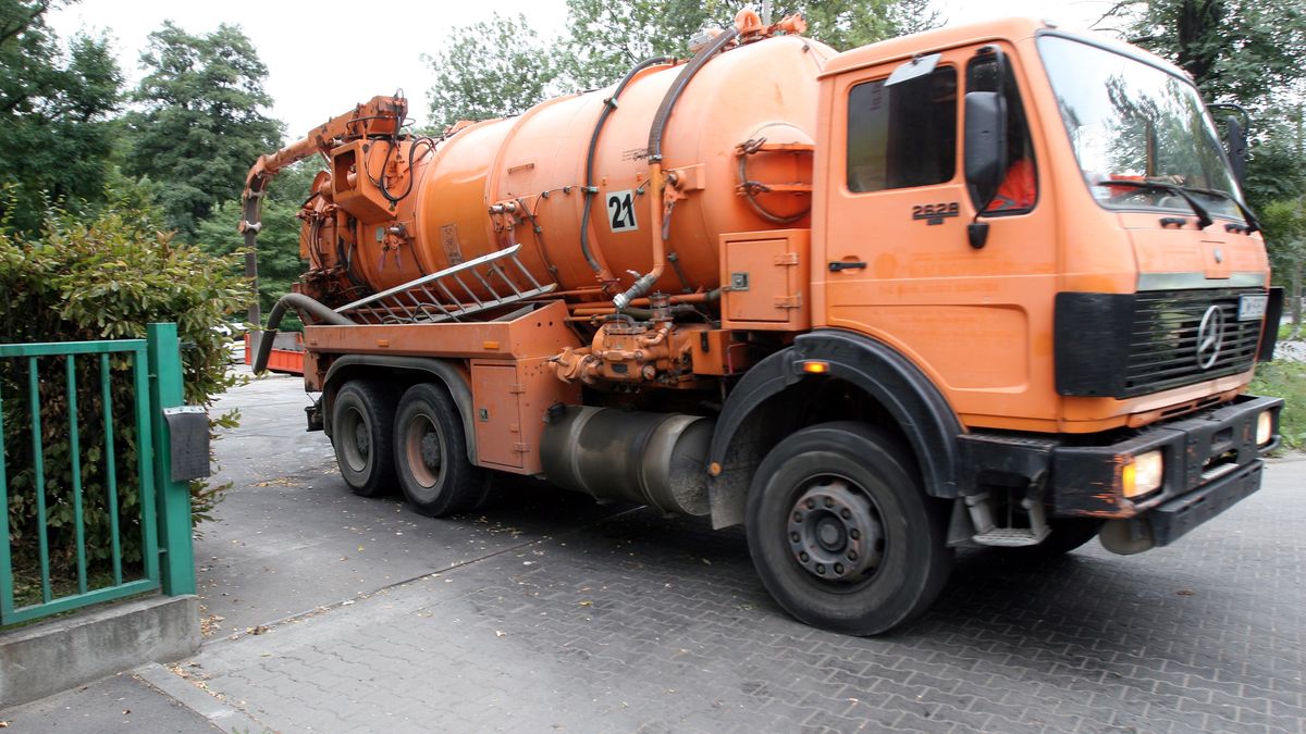 16.09.2008 WROCLAW UL. KRAKOWSKA ZLEWNIA SCIEKOW MPWIK BLOKADA PROTEST
FOT. LUKASZ GIZA / Agencja Wyborcza.pl
Fot. �ukasz Giza / Agencja Wyborcza.pl
SCIEKI, SZAMBO, WYWOZ SCIEKOW, ODPADY, EKOLOGIA, /FR/