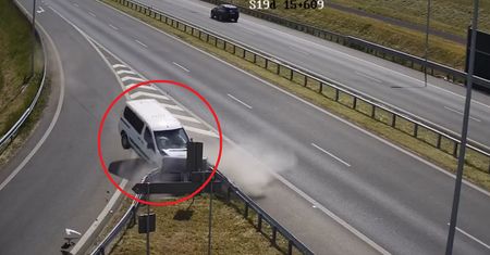 Trafił prosto w środek. Jest nagranie z wypadku na S19