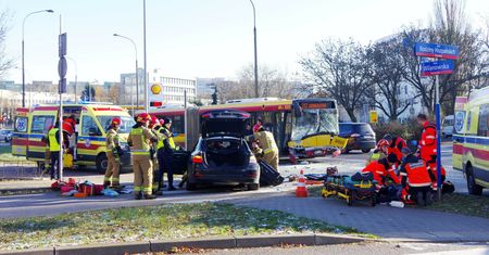 Bmw wbiło się w autobus. "Odeszli wspaniali, młodzi ludzie"