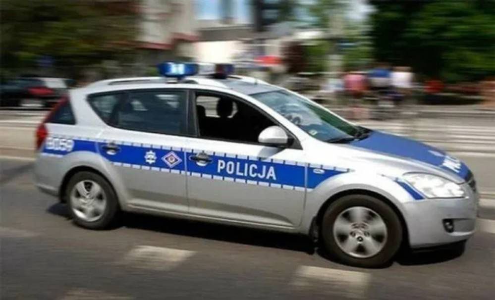 Zdarzenie drogowe na DK 74 na wysokości miejscowości Helenów w gminie Bełchatów. Fiat uderzył w tył ciężarówki. Dwie osoby w szpitalu