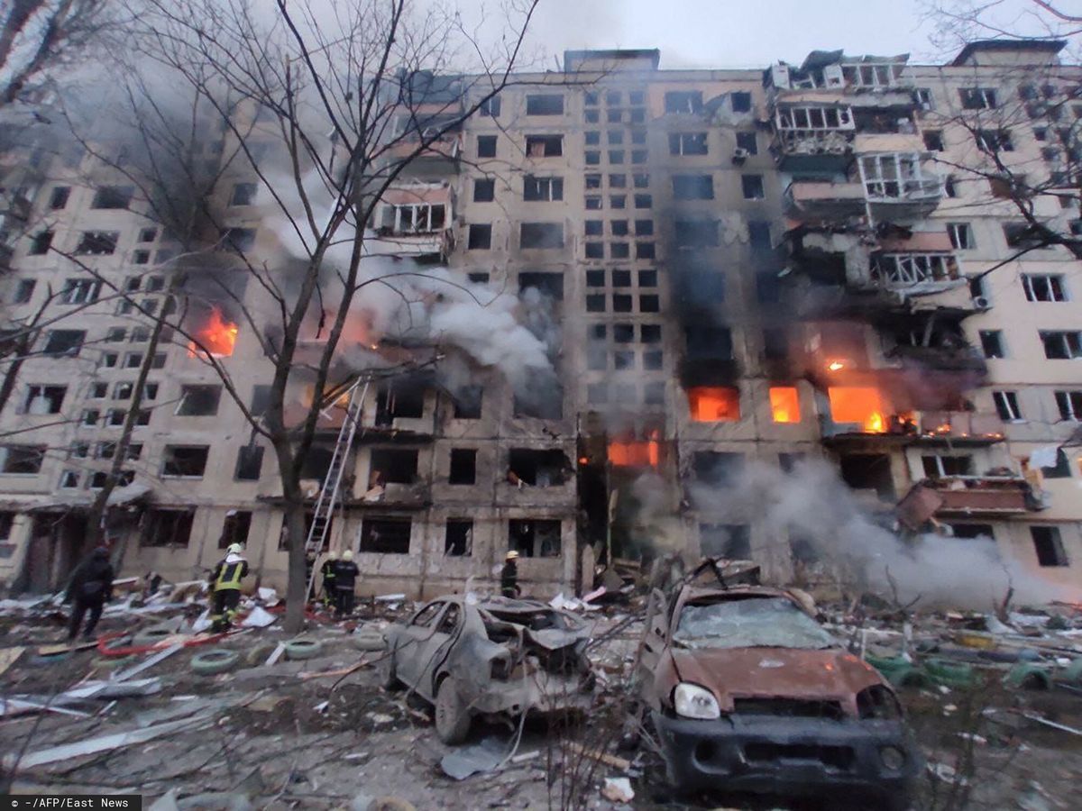 Wojna w Ukrainie. W poniedziałek rano rosyjskie wojska ostrzelały blok mieszkalny w Kijowie. 