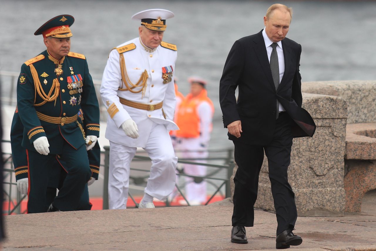 Putin dismissed the commander of the Russian Federation's Navy, Admiral Nikolay Yevmenov.