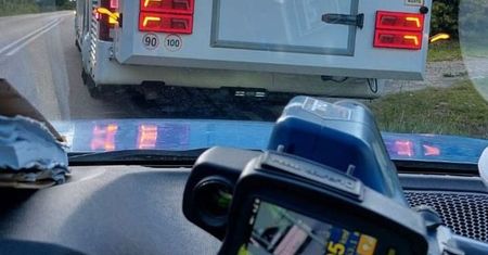 Autokar z 60 pasażerami jechał w terenie zabudowanym z prędkością 105km/h. Kierowca stracił prawo jazdy