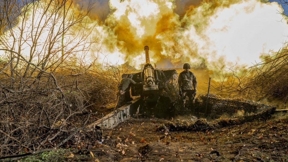 Ukraina - archA Ukrainian soldier of an artillery unit fires towards Russian positions outside Bakhmut on November 8, 2022, amid the Russian invasion of Ukraine. (Photo by BULENT KILIC / AFP)BULENT KILIC