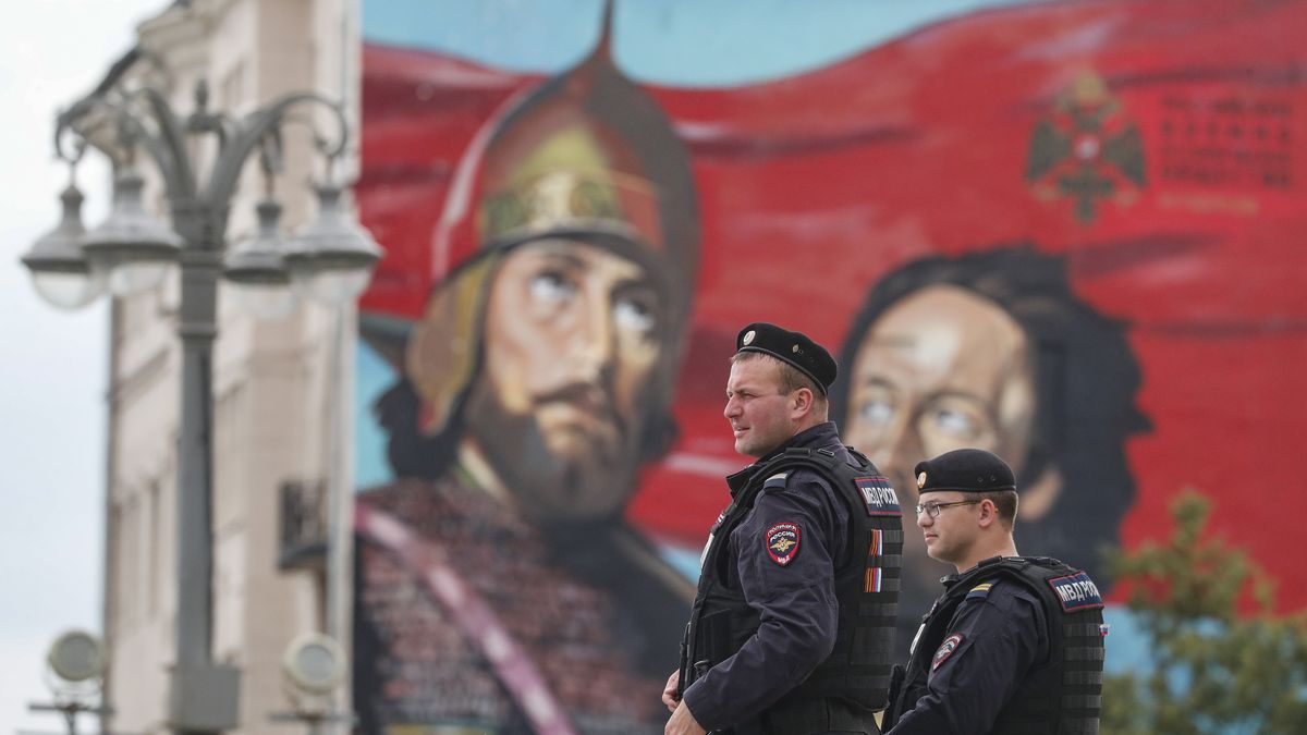 epaselect epa10713610 Russian policemen guard close to the Red square in Moscow, Russia, 27 June 2023. On 24 June, counter-terrorism measures were enforced in Moscow and other Russian regions after private military company (PMC) Wagner Group Chief Yevgeny Prigozhin claimed that his troops had occupied the building of the headquarters of the Southern Military District in Rostov-on-Don, demanding a meeting with Russia's defense chiefs. Belarusian President Lukashenko, a close ally of Putin, negotiated a deal with Wagner chief Prigozhin to stop the movement of the group's fighters across Russia. Prigozhin announced that Wagner fighters were turning their columns around and going back in the other direction, returning to their field camps. EPA/MAXIM SHIPENKOV Dostawca: PAP/EPA.