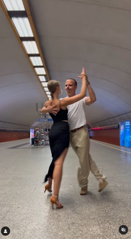 Marcin Hakiel zaszalał w metrze (fot. Instagram)