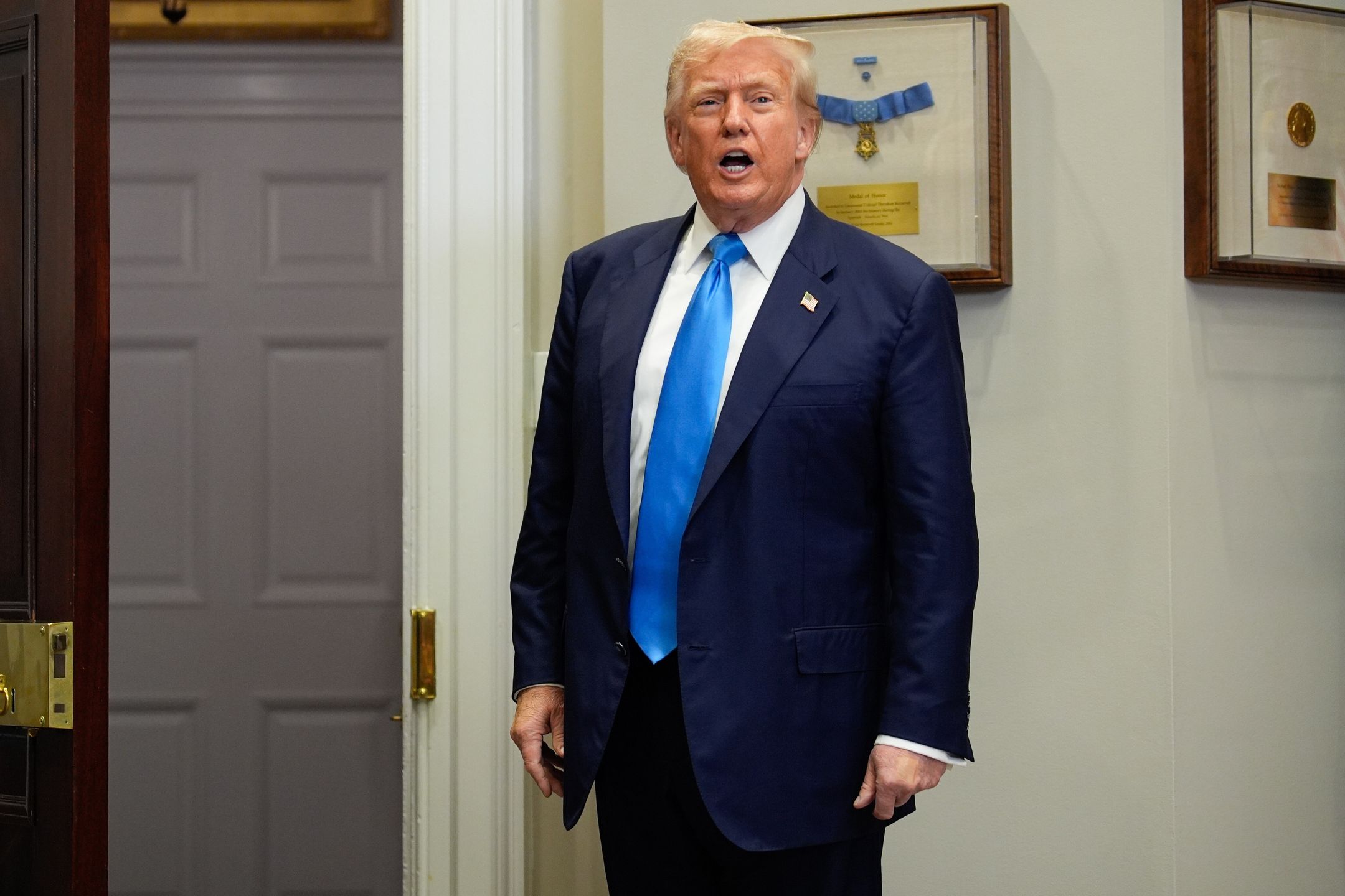 US President Trump signs congressional billepa12273480 US President Donald Trump speaks after he signed a Congressional Bill in the Roosevelt Room at the White House in Washington, DC, USA, 30 July 2025.  EPA/YURI GRIPAS / POOL Dostawca: PAP/EPA.YURI GRIPAS / POOLUS president, White House, US government, VA Home Loan Program Reform Act, Roosevelt Room