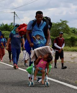 Zdążyć przed Trumpem. Tysiące migrantów ciągnie w stronę granicy