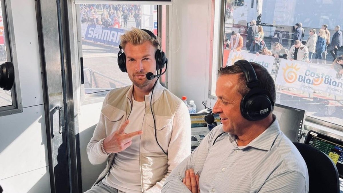 Ruben Van Gucht po lewej stronie w dziupli komentatora