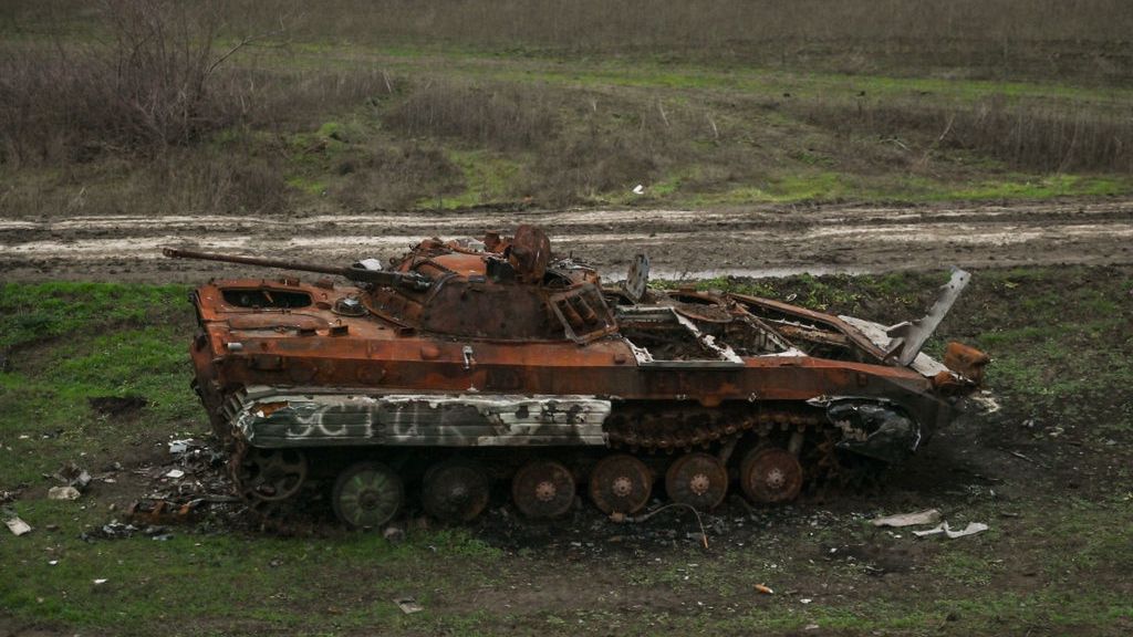 Na zdjęciu uszkodzony wóz bojowy w Ukrainie