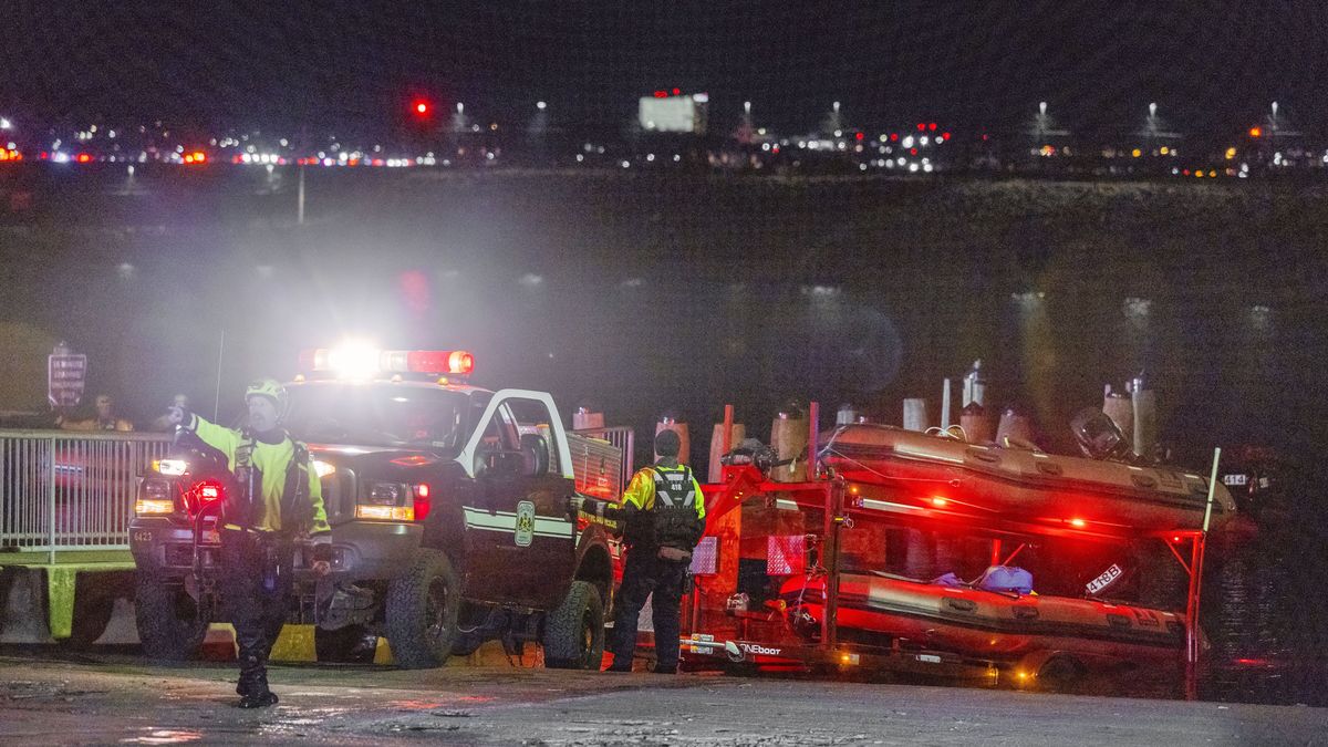 Passenger Airline Crash in Washington DC
epaselect epa11862689 Rescue teams stage to help search the Potomac River after a commercial airplane reportedly collided with a military helicopter on approach to Ronald Reagan National Airport in Washington, DC, USA, 29 January 2025. According to a preliminary statement from the United States Federal Aviation Administration (FAA), a PSA Airlines Bombardier CRJ700 regional jet that departed earlier today from Wichita, Kansas collided in midair with a Sikorsky H-60 helicopter while on approach to Reagan Washington National Airport.  EPA/SHAWN THEW 
Dostawca: PAP/EPA.
SHAWN THEW
epaselect