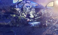 Koszmar koło Grójca. Auto osobowe zmiażdżone po zderzeniu z ciężarówką