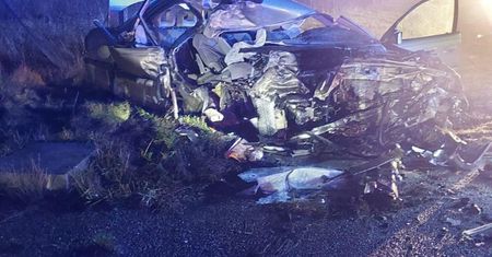 Koszmar koło Grójca. Auto osobowe zmiażdżone po zderzeniu z ciężarówką