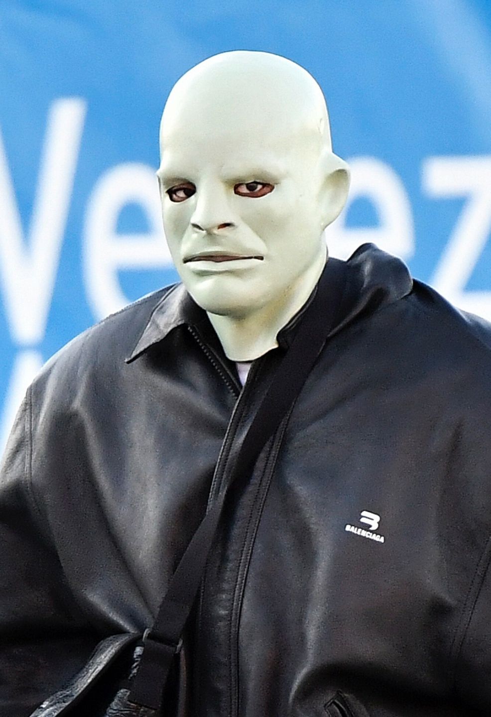 Kanye West w przerażającej masce na weneckim lotnisku 