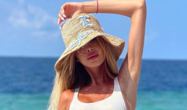 Julia Dybowska pozuje w kostiumie kąpielowym