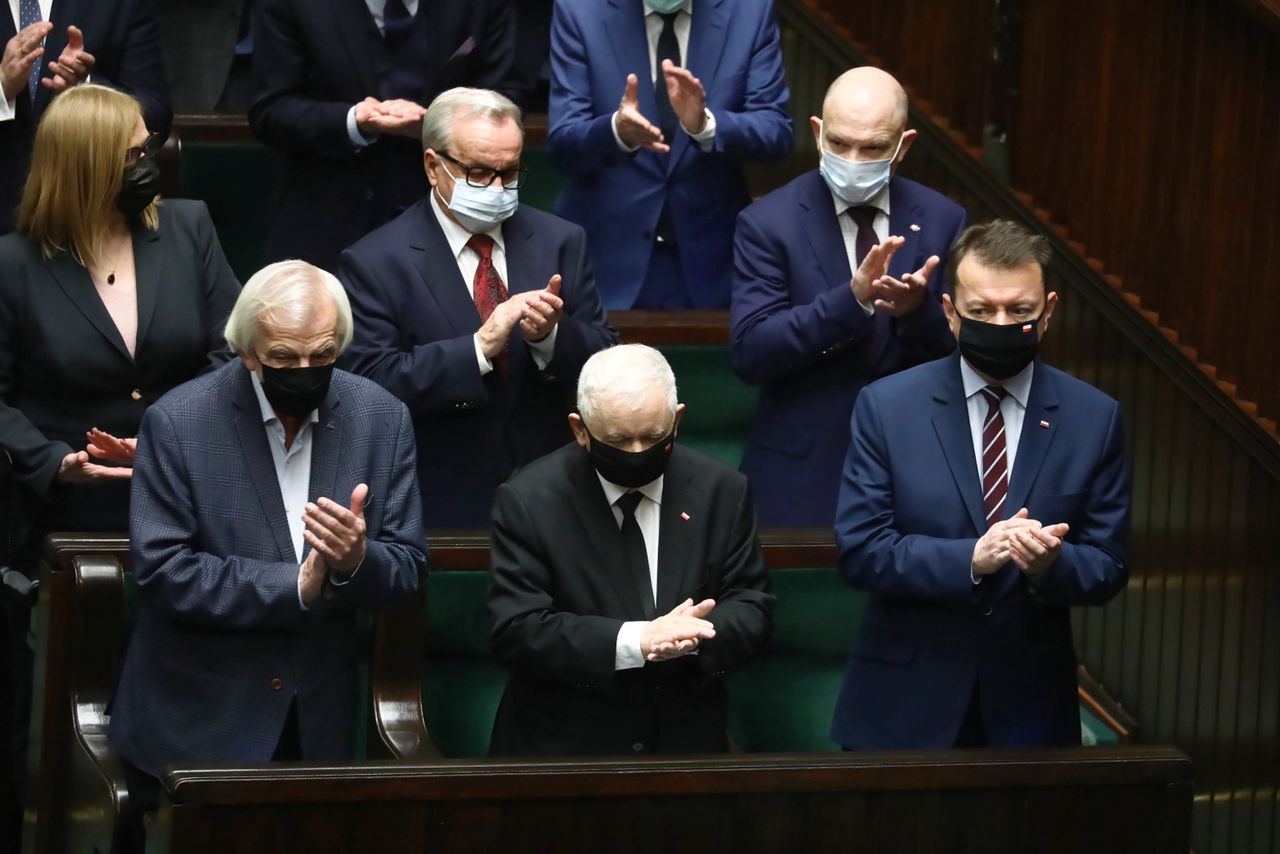 Lex TVN uchwalona. Kaczyński wyjaśnia