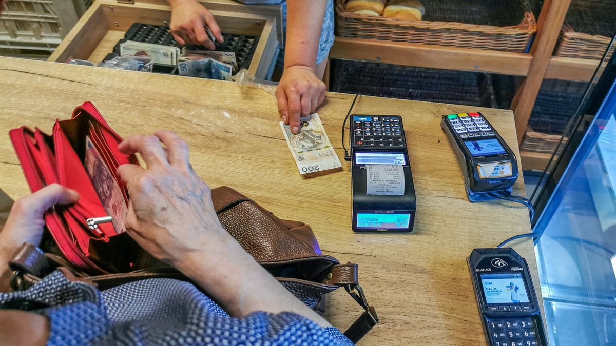 Polacy na wakacjach wybierają gotówkę. Takie są limity płatności