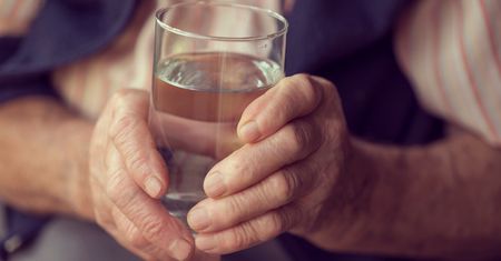 Piła "ciemną wodę" dwa razy dziennie, chociaż inni uważali ją za odpad. Przeżyła 98 lat