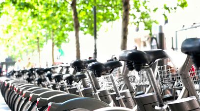 Kontrowersje wokół paryskich rowerów. Chodzi o debatę społeczną