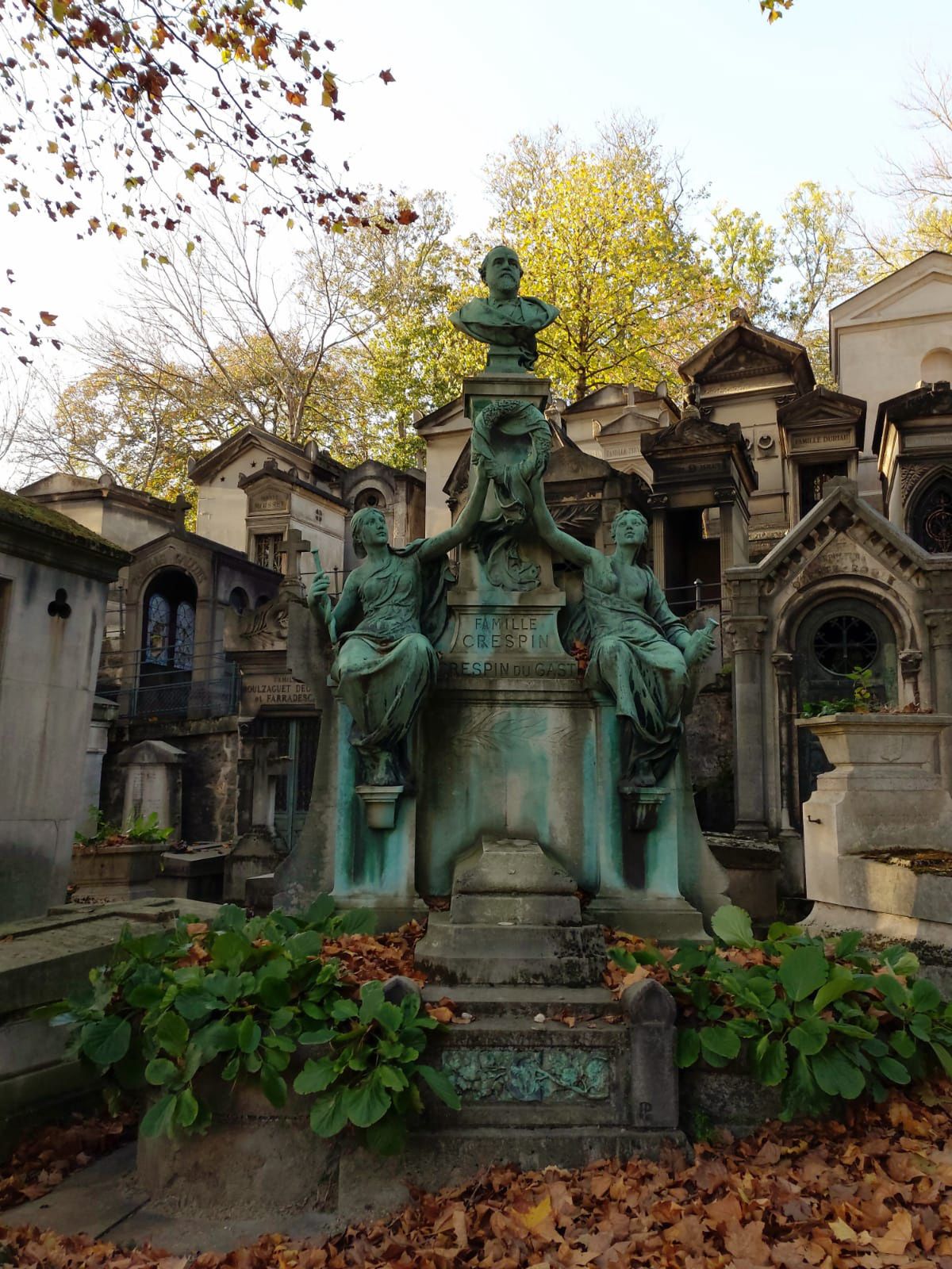 Na cmentarzu Père-Lachaise w Paryżu można zobaczyć niesamowite groby