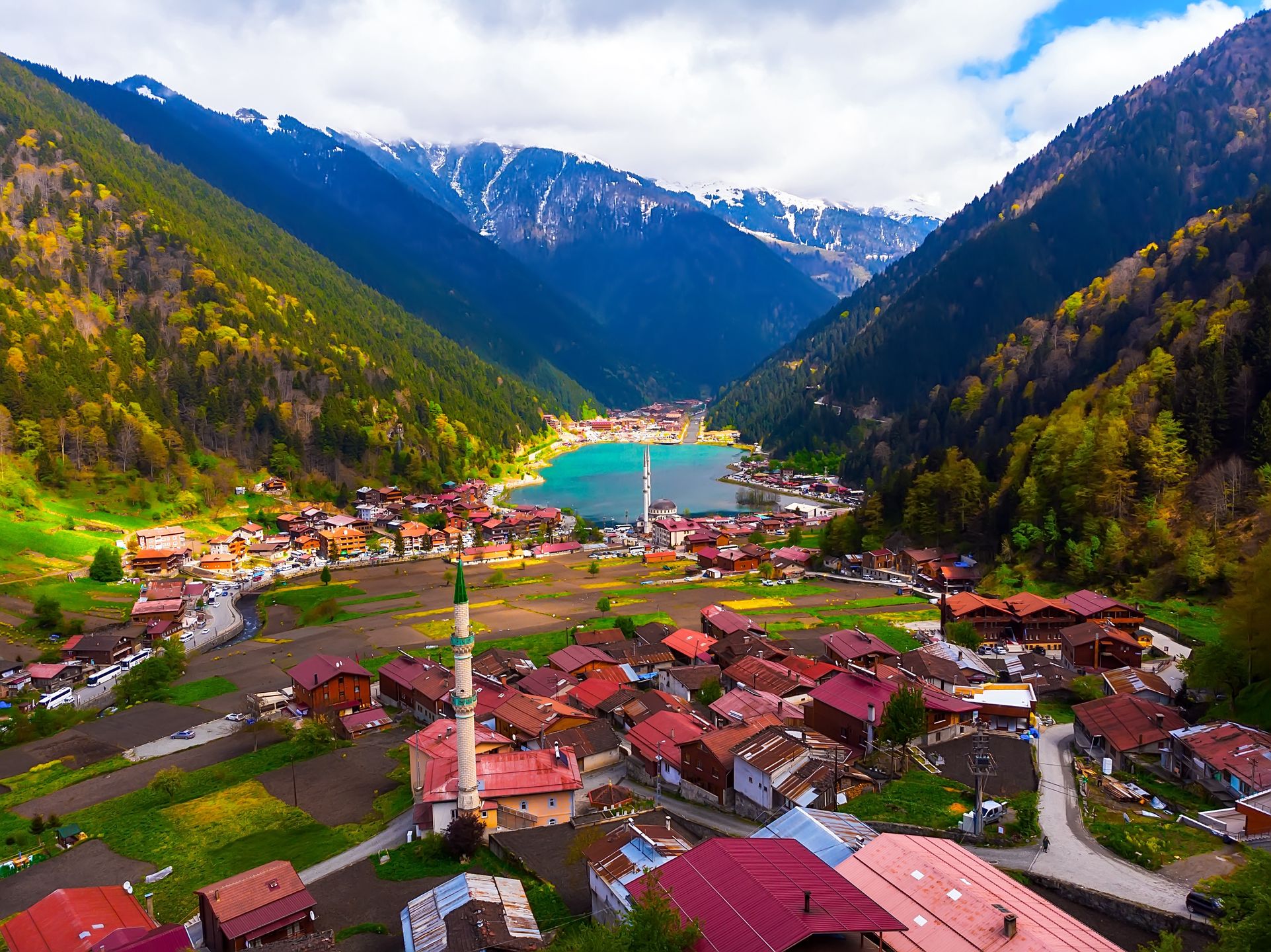 treboluOtoczenie jeziora Uzungol przypomina norweskie fiordy