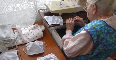 96-latka uszyła kapcie i fartuszek na licytację WOŚP. Czegoś takiego się nie spodziewała