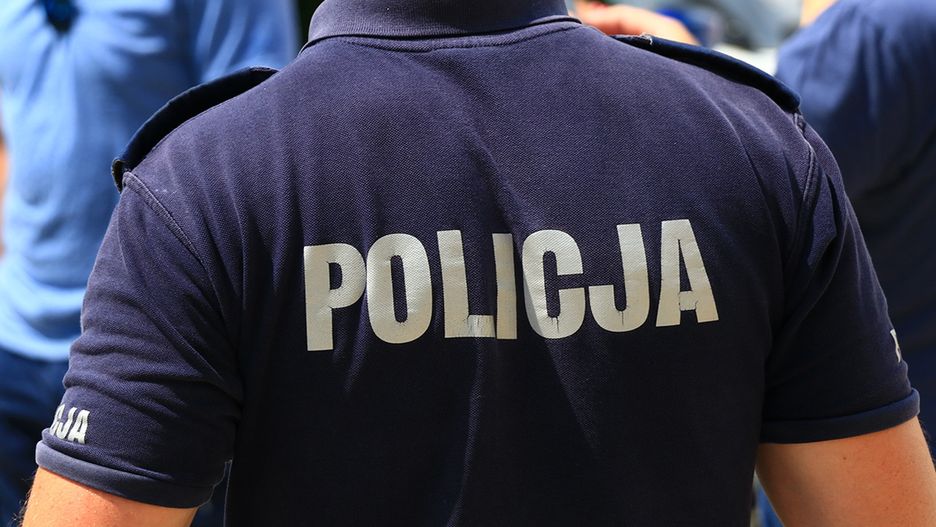 Policjanci wyłamali drzwi, aby pomóc kobiecie na kwarantannie