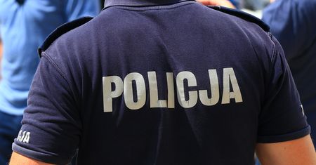 Wieliczka. Koronawirus. Policjanci wyłamali drzwi, aby pomóc kobiecie na kwarantannie