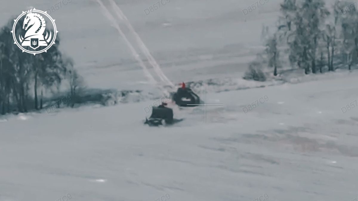 Rosyjski szturm z flagami ZSRR w obwodzie kurskim.